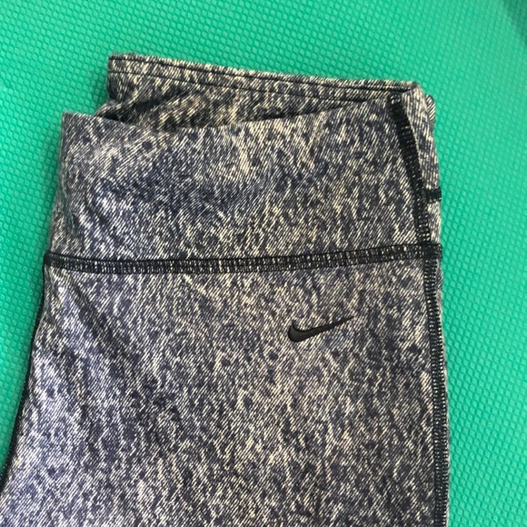 Euc Nike m denim look workout Capri - Picture 2 of 4